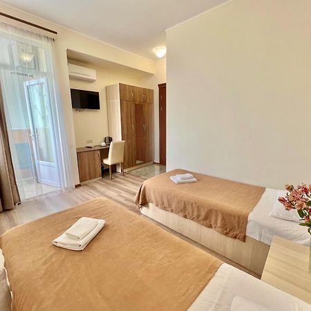 Hotel Mireosi Batoemi Buitenkant foto